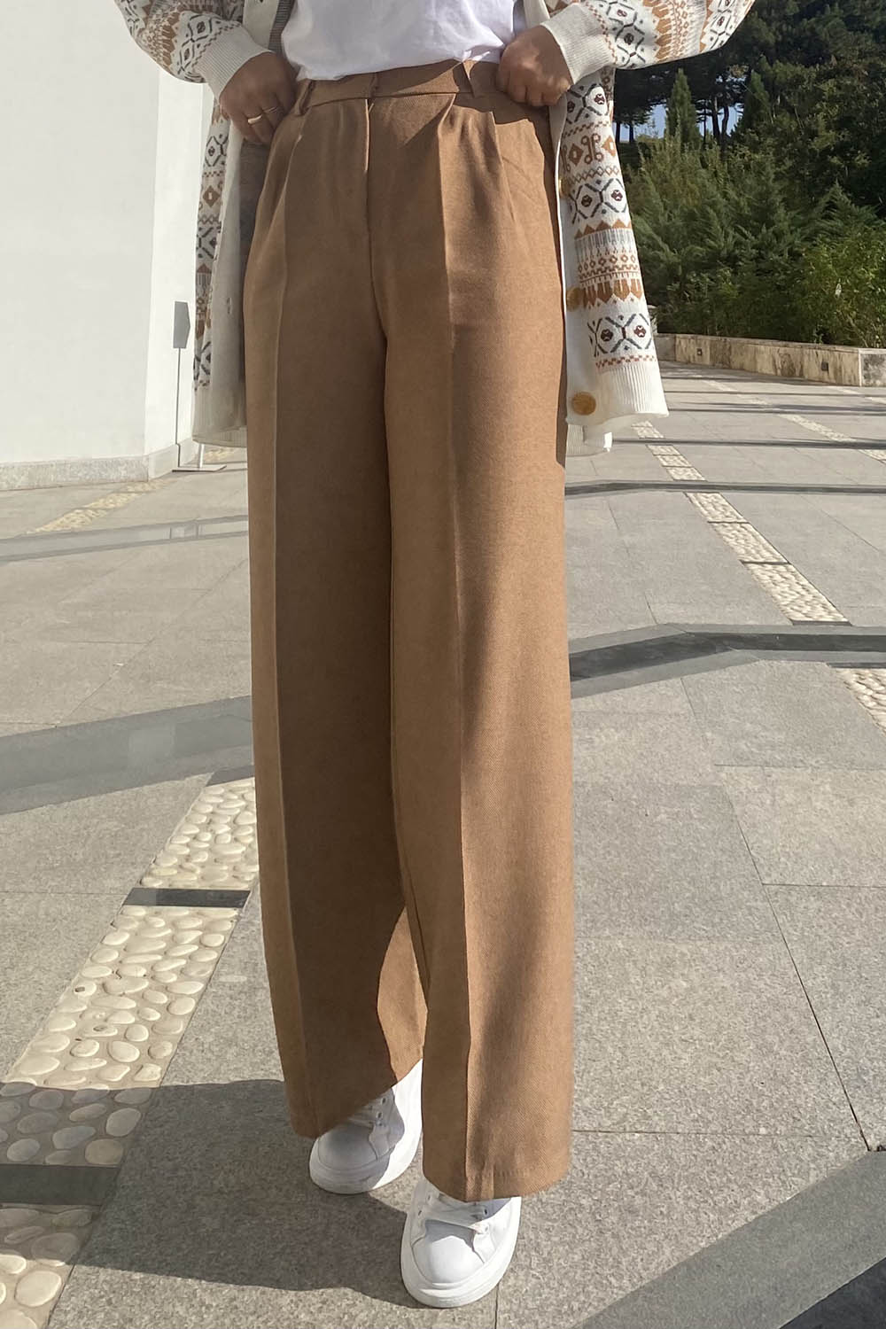 Happy Monday! Scored these esker wide leg pants in mojave tan (12) for $19  at the outlet 😎 really enjoying this fit! Also wearing kits mock neck tank  (12) AEJ Dark Terracotta (